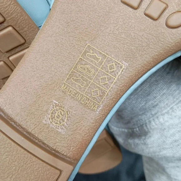 Open toe flat sandal with buckle size 6 and 1/2 - Picture 5 of 8